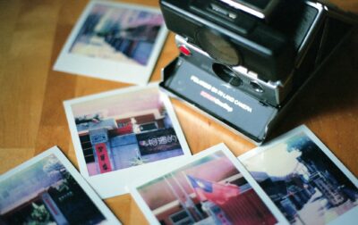 Instax Square 2 : Fujifilm relance l&rsquo;instantané carré avec des filtres d&rsquo;ambiance et des piles AA
